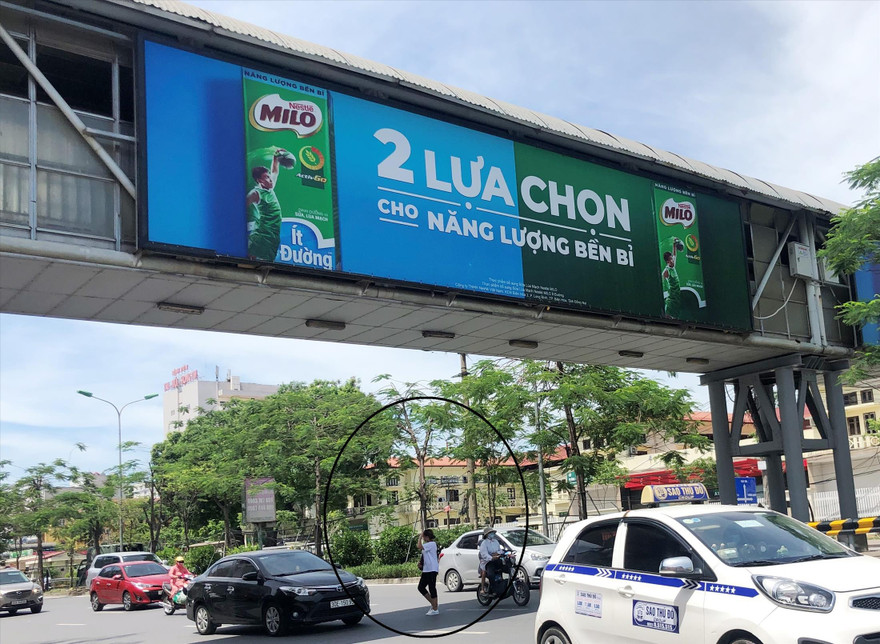 Cầu vượt trước Bệnh viện Bạch Mai thiết kế, xây dựng như lò hơi, bên dưới người đi bộ bỏ cầu băng qua đường