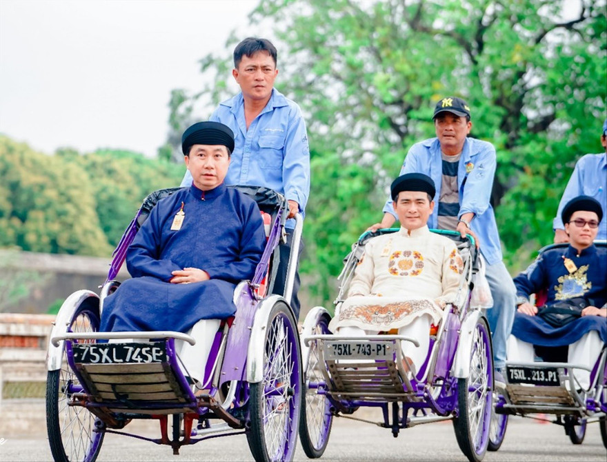 Yêu cầu mặc áo dài ngồi xích lô khi tham quan di tích ở Huế. Ảnh: VISITHUE