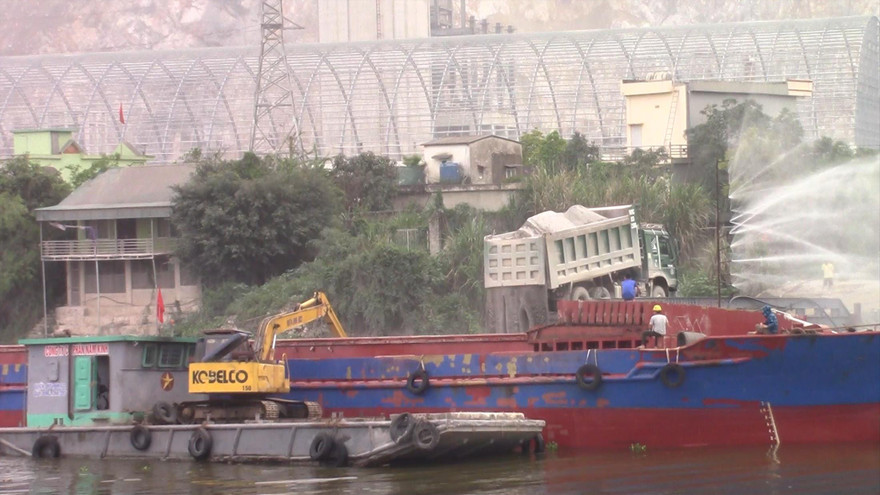 Hoạt động vận tải thủy nhộn nhịp hơn trong mấy năm trở lại đây (tàu đang bốc hàng tại Thanh Liêm, Hà Nam). Ảnh: PV