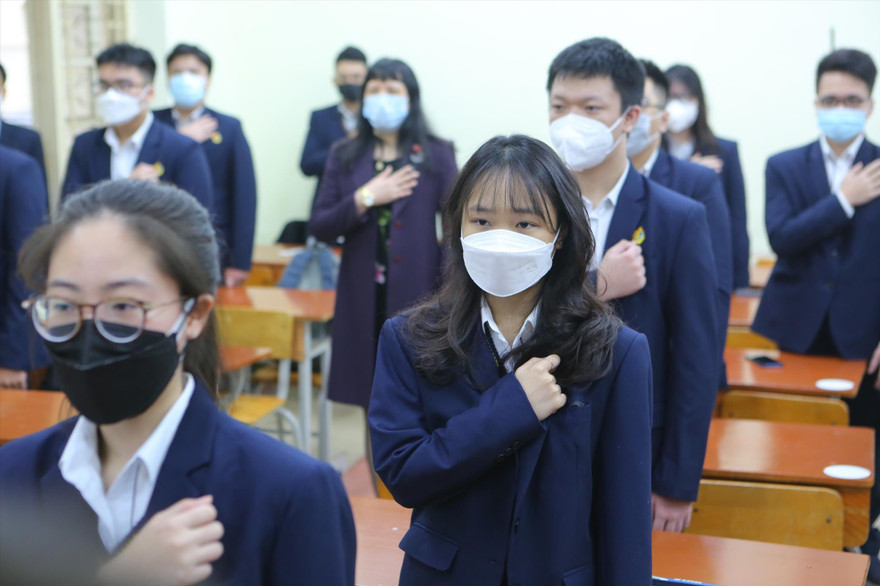 Học sinh THPT Việt Đức chào cờ trong ngày đầu tới trường. Ảnh: Trọng Tài