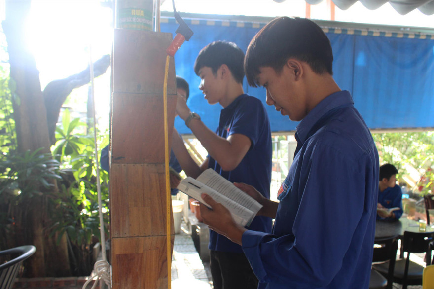 Quán cà phê sách của Thịnh trở thành một điểm sinh hoạt văn hóa quen thuộc của giới trẻ trên địa bàn Ảnh: Giang Thanh 