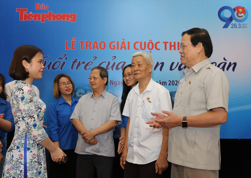 Hai khách mời đặc biệt là nguyên Bí thư thứ nhất T.Ư Đoàn Hà Quang Dự và ông Vũ Trọng Kim cùng các tác giả đoạt giải, đoàn viên giao lưu tại lễ trao giải. Ảnh: Như Ý