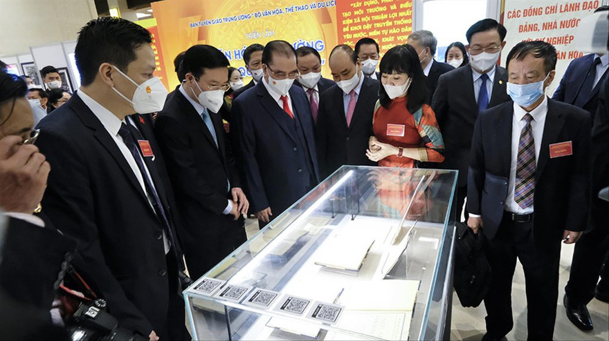 Lãnh đạo Đảng, Nhà nước tham quan triển lãm “Văn hóa soi đường cho quốc dân đi” trong khuôn khổ Hội nghị Văn hóa toàn quốc. Ảnh: Hoàng Mạnh Thắng