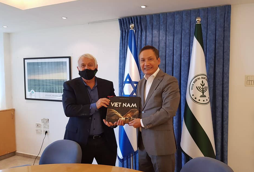 Đại sứ Việt Nam tại Israel Đỗ Minh Hùng (phải) trong một cuộc gặp với Bộ trưởng Nông nghiệp Israel A. Schuster. Ảnh: FB