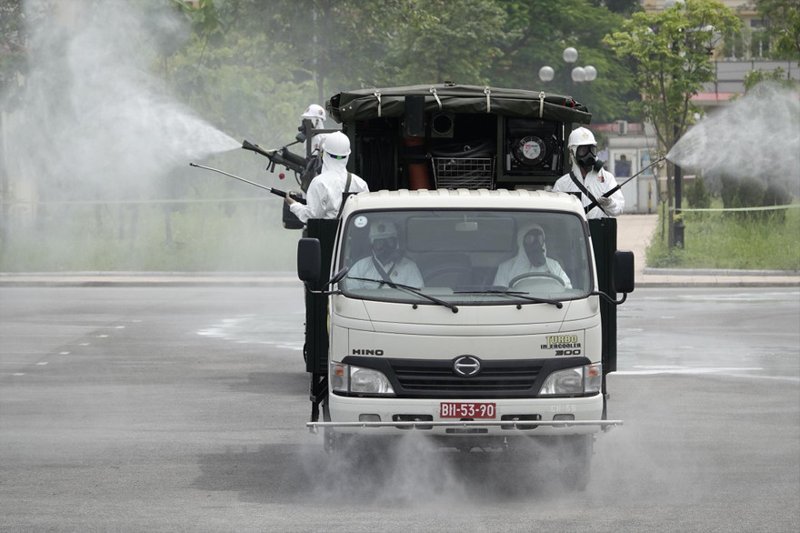 ĐVTN Binh chủng Hóa học tham gia dập dịch ở Bệnh viện Bệnh nhiệt đới T.Ư cơ sở 2, tháng 5/2021. ẢNH: NGUYỄN MINH