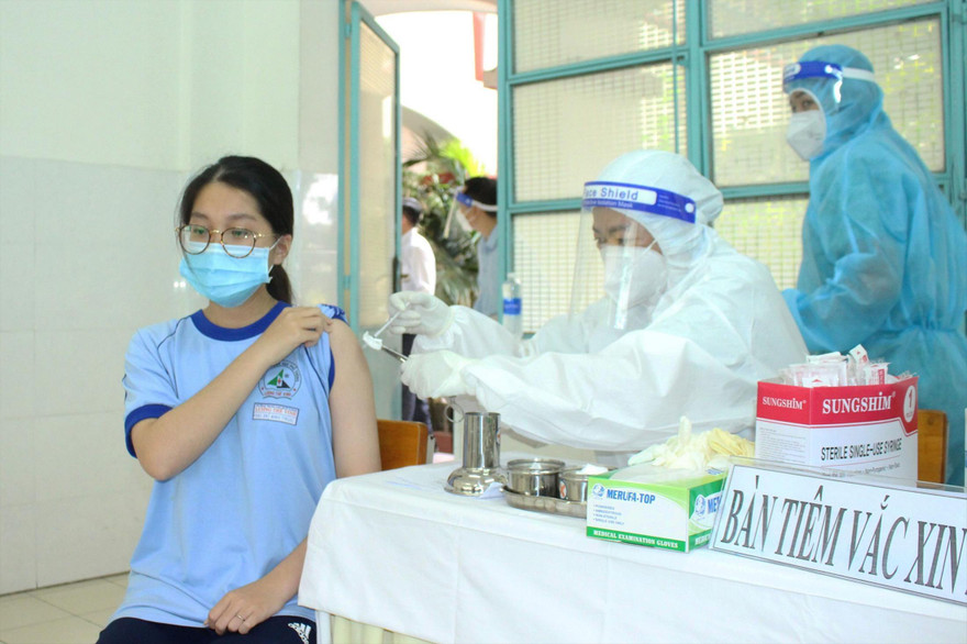 Từ ngày 10/12, TPHCM tiêm mũi 3 vắc xin phòng COVID-19