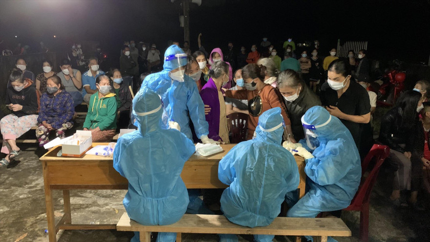 Ngành Y tế Quảng Bình thực hiện việc lấy mẫu, truy vết cả ngày lẫn đêm để ngăn chặn dịch lây lan