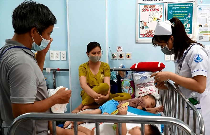 Trẻ mắc chân tay miệng đang được điều trị ở Bệnh viện Nhi đồng 1 TPHCM