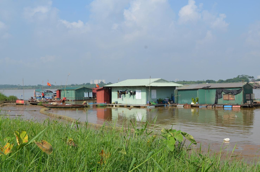 Làng chài Văn Đức nằm khép mình phía tả ngạn sông Hồng