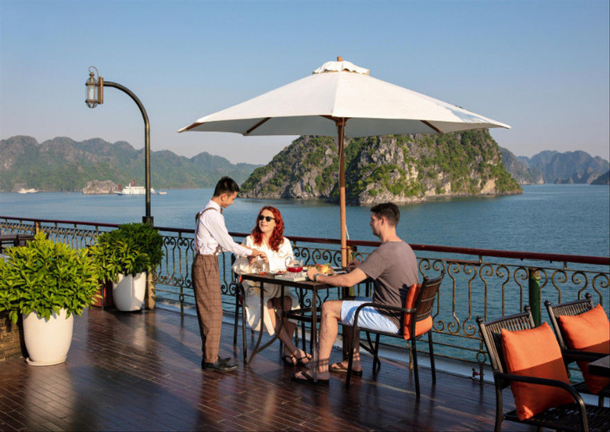 Du lịch nghỉ dưỡng biển, khám phá thiên nhiên vẫn là ưu tiên hàng đầu của khách nội địa. Ảnh: KỲ SƠN