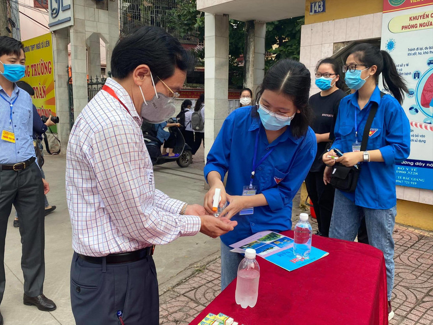 Ông Mai Văn Trinh kiểm tra một điểm thi năm 2020 trong bối cảnh có dịch COVID-19