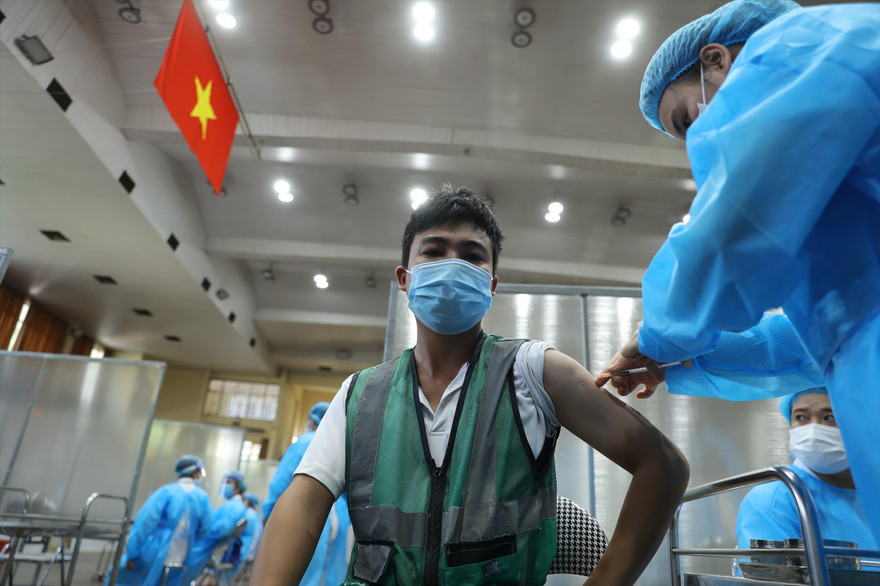 Các địa phương cần đẩy nhanh tốc độ tiêm vắc-xin phòng COVID-19. Ảnh: Duy Phạm