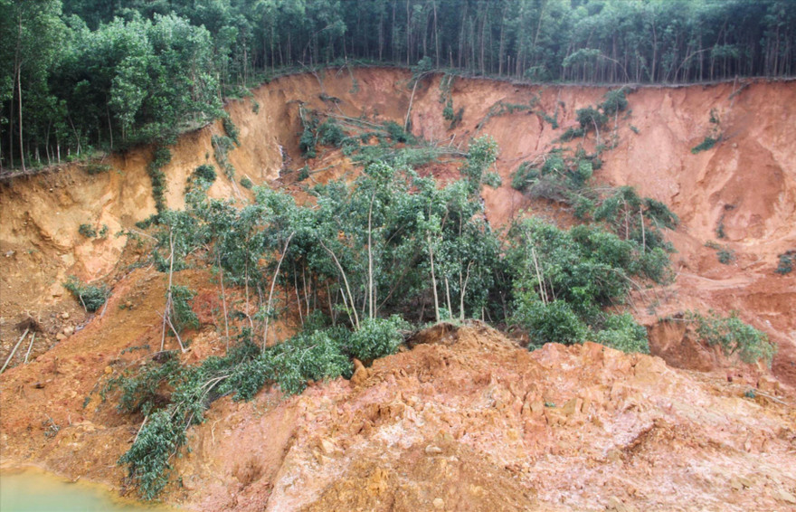 Núi đồi tuôn chảy biến cả quả đồi thành vực sâu. Ảnh: Trương Định