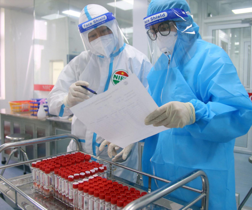 Chủ động sinh phẩm xét nghiệm trong tình hình mới. Ảnh: Long Phạm 