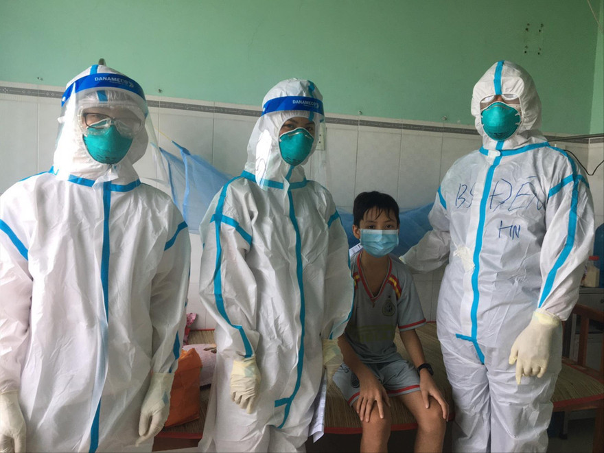 Giảng viên, sinh viên Trường Đại học Y dược, ĐH Quốc gia Hà Nội tại khu điều trị F0