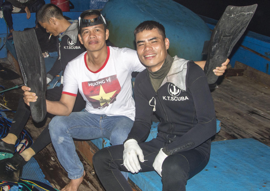 CTV Lê Văn Chương (áo trắng) trong một chuyến tác nghiệp trên biển. Ảnh: Văn Chương