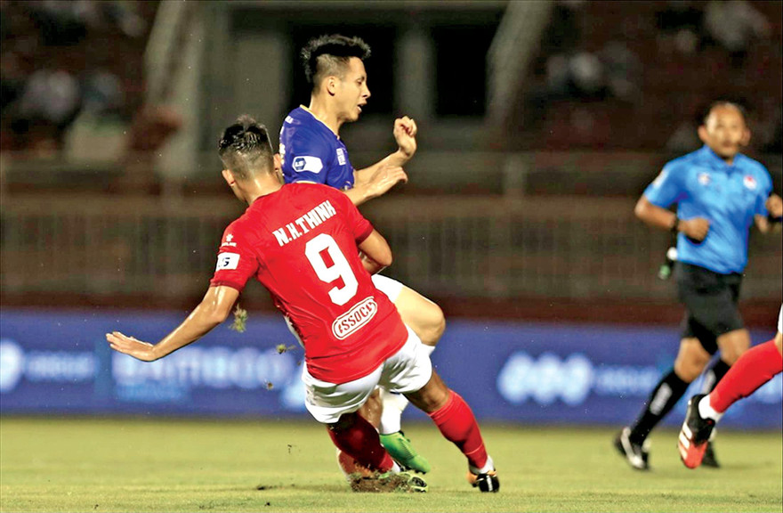 Hoàng Thịnh ban đầu chỉ nhận thẻ vàng với pha vào bóng rất nguy hiểm đối với Hùng Dũng. Ảnh: Viên Viên