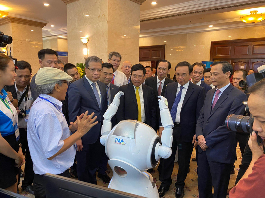 TS Nguyễn Hữu Lệ đang giới thiệu công ty mình tại Hội nghị Người Việt Nam toàn thế giới tại TPHCM. Ảnh: do nhân vật cung cấp