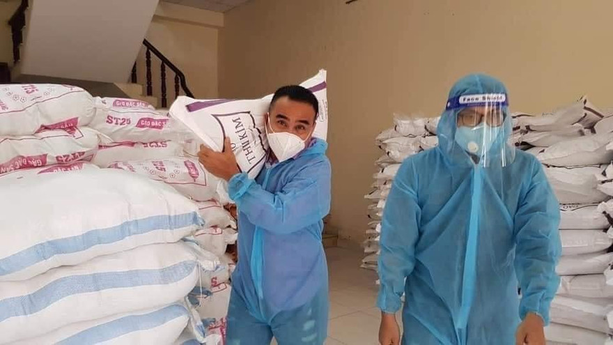 MC Quyền Linh vác gạo tiếp tế cho người dân khó khăn trong mùa dịch