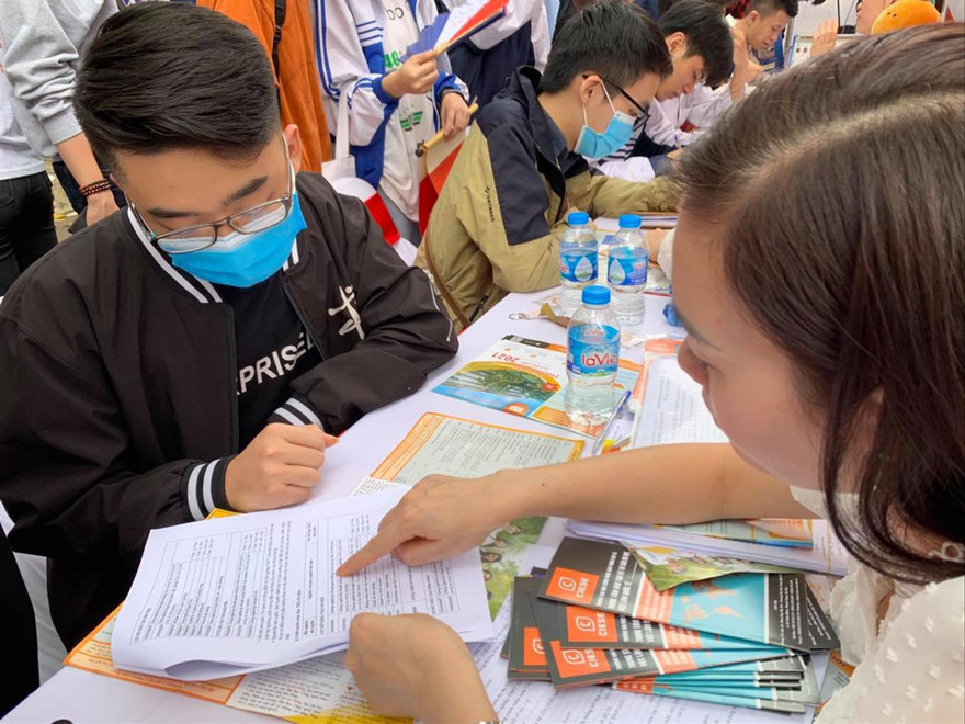 Thí sinh thi đợt 2 hoàn toàn yên tâm khi tham gia xét tuyển ĐH (ảnh chụp trước ngày 27/4). Ảnh: Diệp An