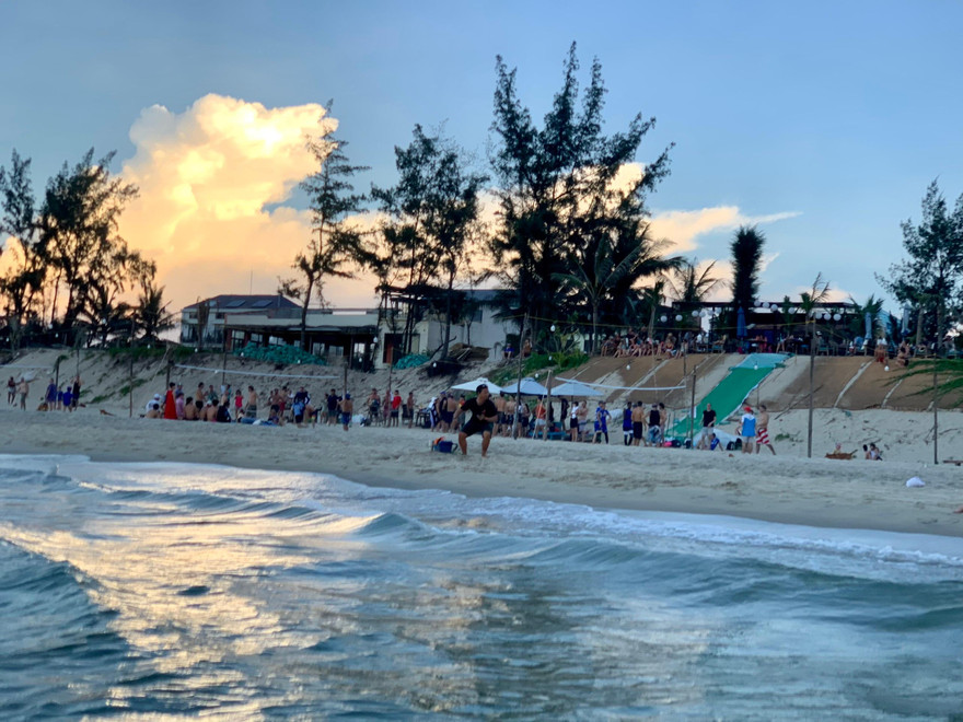 Hai tuần trước Giãn cách, bãi biển Tân Thành nhộn nhịp khách Tây “ruột”. Ảnh: Santa