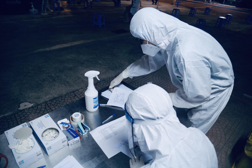 Chỉ có xét nghiệm mới phát hiện ca bệnh. Ảnh: Trần Hà