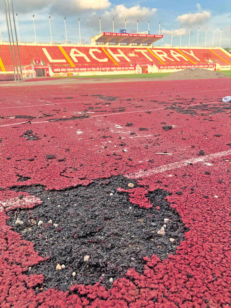 Nhiều hạng mục sân Lạch Tray chưa được hoàn thiện do thiếu kinh phí. Ảnh: Hoàn Nguyễn