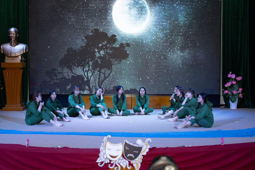 Tác phẩm 10 cô gái Ngã ba Đồng Lộc gây xúc động mạnh, xứng đáng giành giải Nhất cuộc thi. Ảnh: Tiến Sĩ