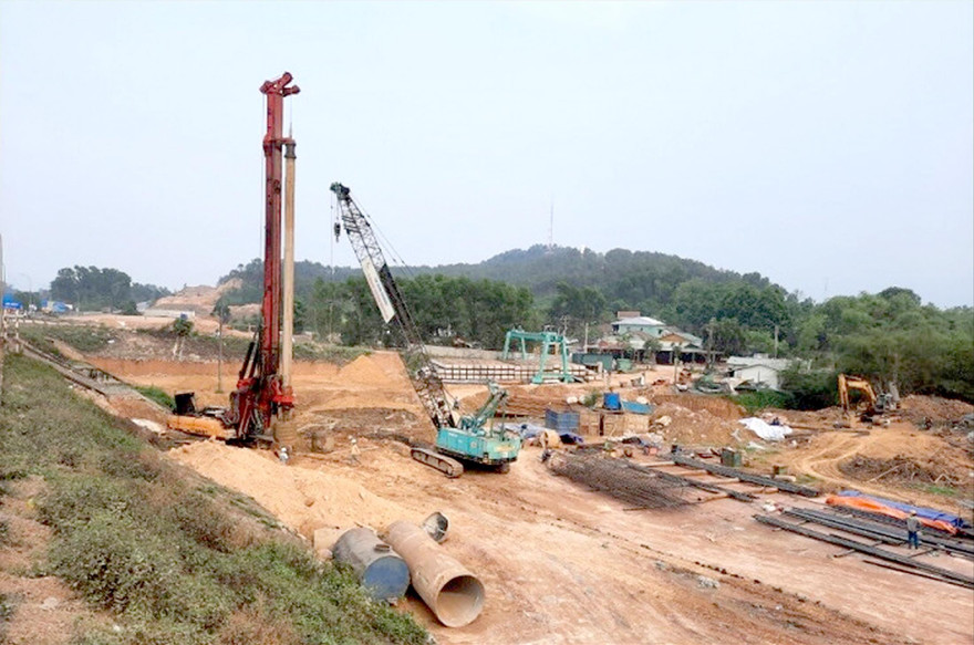 Dự án cao tốc Cam Lộ - La Sơn bằng vốn ngân sách không thể về đích vào cuối năm nay một phần do dịch COVID-19. Ảnh: MT