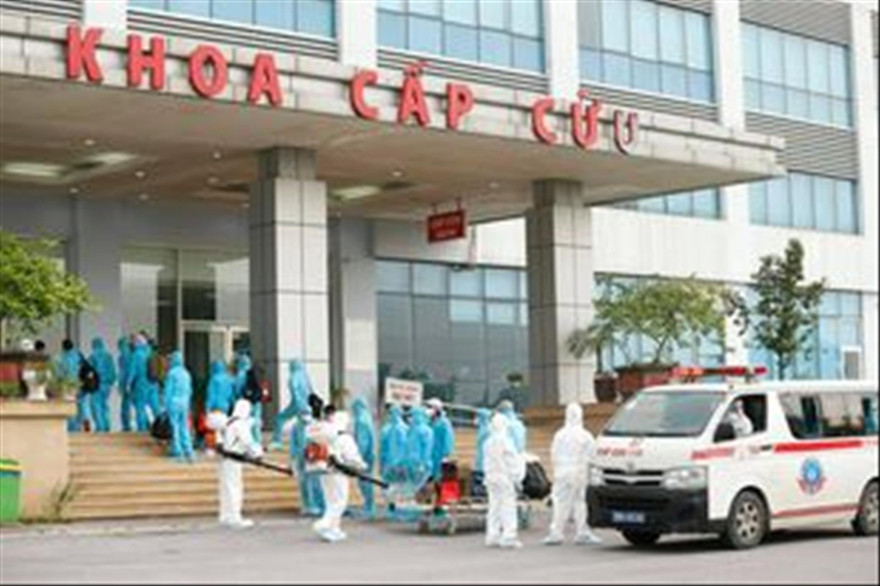 Chiều 5/5, BV Bệnh Nhiệt đới T.Ư đã được phong tỏa để chống dịch COVID-19. Ảnh: Như Ý