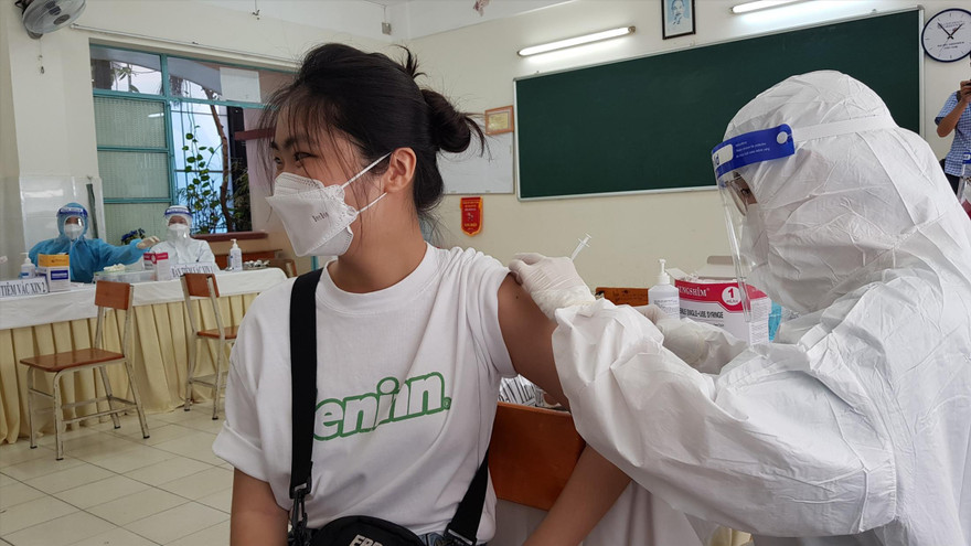 Học sinh TPHCM đang được tiêm vắc xin phòng COVID-19