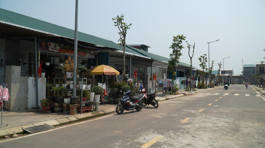 Nhìn bên ngoài, không ai nghĩ khu phố này là dãy nhà liền kề “hộ nghèo” ở Hương Sơ do chính quyền vận động hỗ trợ xây dựng tặng cho dân. Ảnh: Ngọc Văn