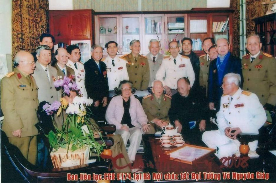 Tướng Giáp với các cựu binh trung đoàn 174. Ảnh: TL