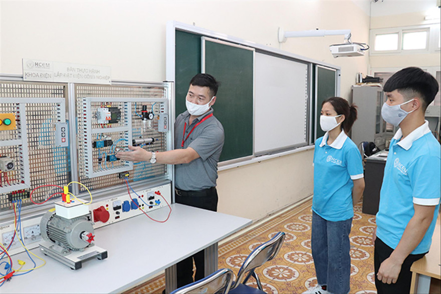 Mỗi giảng viên trường cao đẳng, trung cấp đứng lớp phải có ít nhất gần chục chứng chỉ nghề nghiệp, kỹ năng 