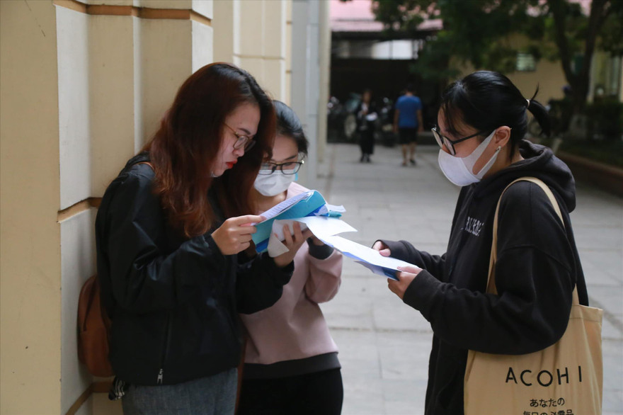 Thi, kiểm tra đánh giá tại các trường đại học cũng phải thích ứng với hình thức học trực tuyến (Ảnh chụp trước ngày 27/4). Ảnh: Như Ý 