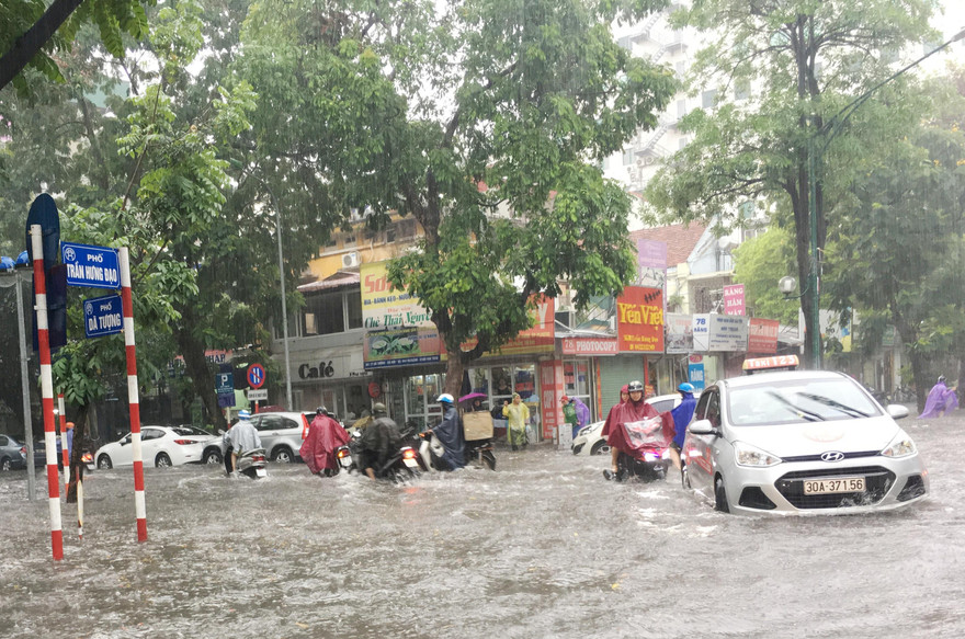 Hơn 50 tuyến phố của Hà Nội ngập sau trận mưa chiều 11/5