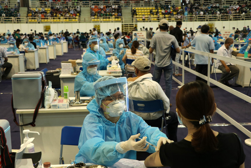 Chiến dịch tiêm vắc-xin lớn nhất: Phải an toàn và minh bạch