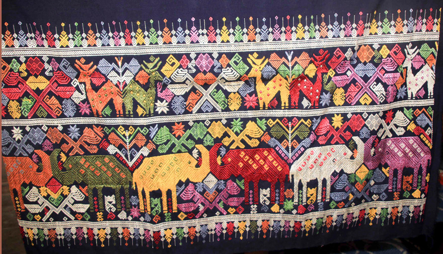 Hoa văn trên váy của phụ nữ Thái ở Nghệ An