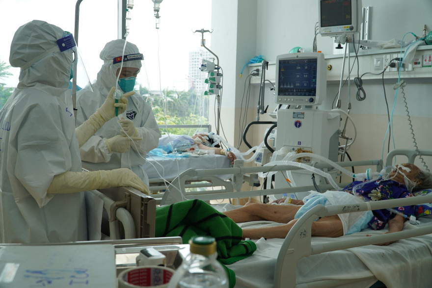 Điều trị bệnh nhân COVID ở TPHCM. Ảnh: Vân Sơn