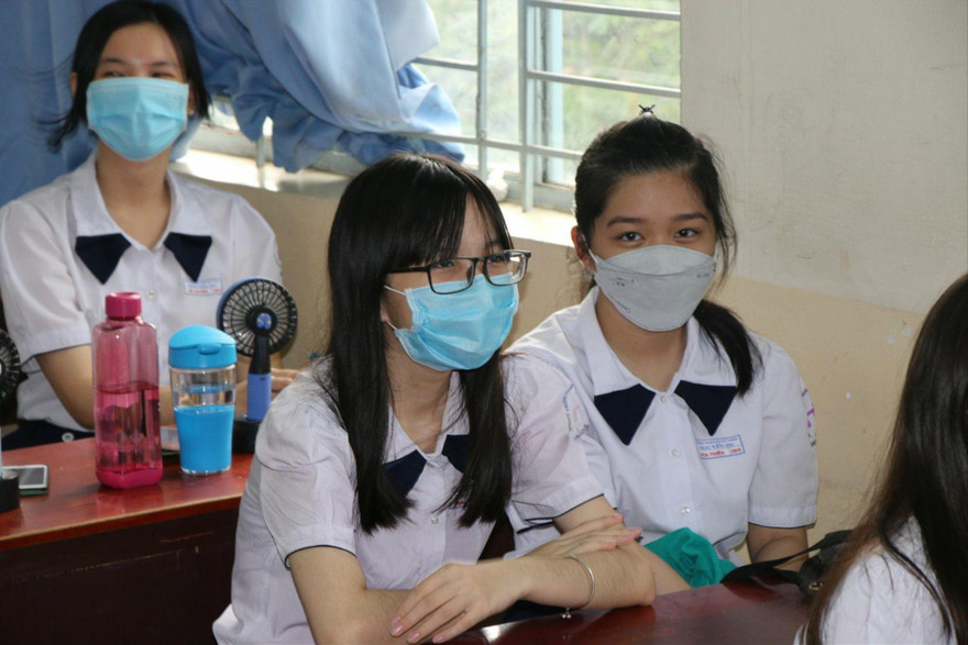 Trường mở trở lại, học sinh và giáo viên ở TPHCM được test COVID-19 hằng tuần 