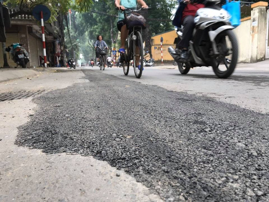 Đường bị đào bới, chắp vá giữa thủ đô được thảm lại ngay trong đêm nhưng chưa triệt để.