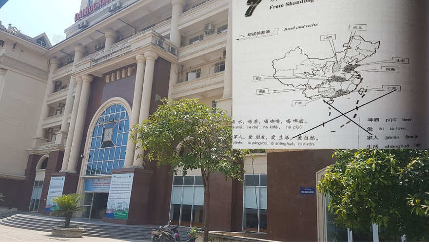 Dù ban giám hiệu trường ĐH Kinh doanh và Công nghệ Hà Nội thông tin đã yêu cầu thu hồi và hủy bỏ cuốn giáo trình có bản đồ “đường lưỡi bò” nhưng cuốn sách vẫn được bán tại đây.