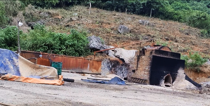 Cơ sở đốt rác thải điện tử nằm sâu trong núi, nơi tiếp giáp huyện Mỹ Đức (thành phố Hà Nội) và huyện Lương Sơn (tỉnh Hòa Bình) khiến rất nhiều người dân các xã thuộc huyện Mỹ Đức, thành phố Hà Nội tức ngực, khó thở