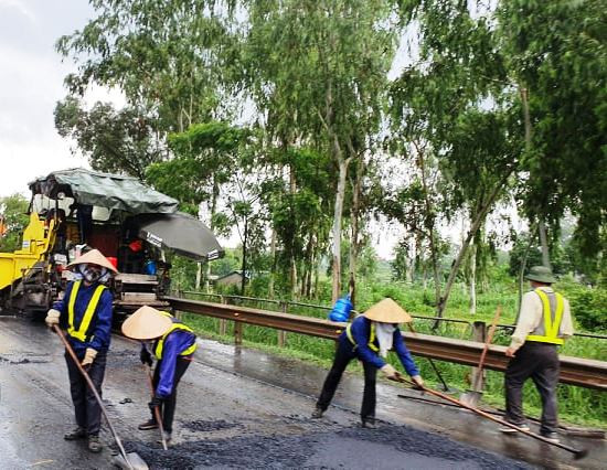 Rải thảm nhựa mặt đường cao tốc Hà Nội - Thái Nguyên giữa trời mưa.