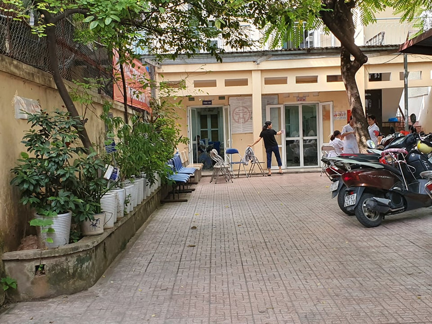 Người dân sống quanh nhà máy Rạng Đông cho rằng bác sĩ chỉ thăm khám sơ sài mang tính hình thức còn giới thiệu lên khám tuyến trên chưa biết miễn phí hay không?