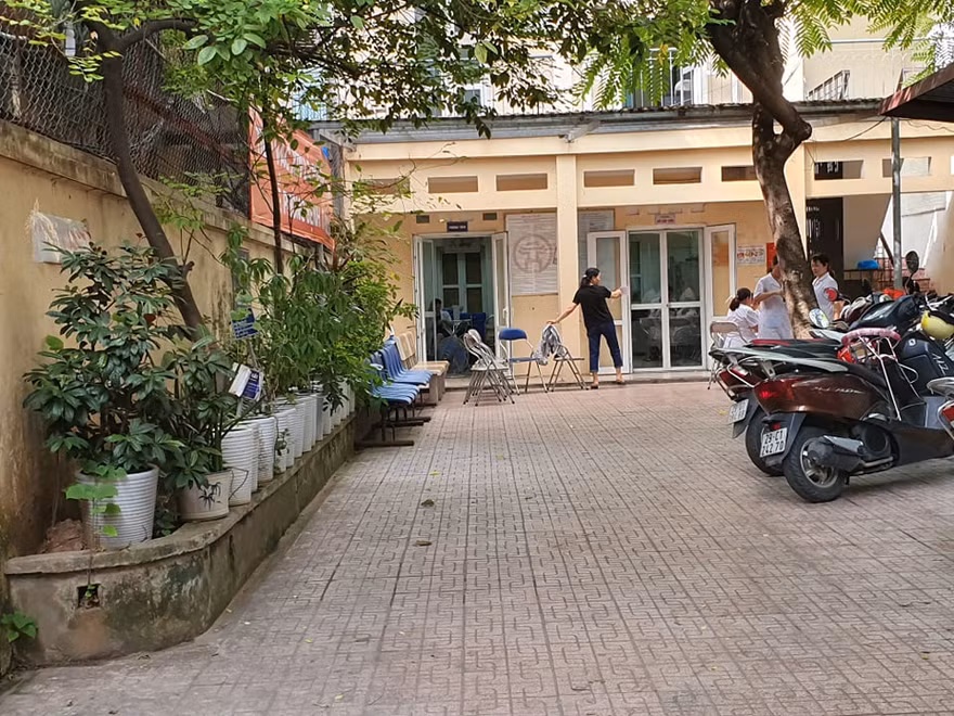 Người dân sống quanh nhà máy Rạng Đông cho rằng bác sĩ chỉ thăm khám sơ sài mang tính hình thức còn giới thiệu lên khám tuyến trên chưa biết miễn phí hay không?