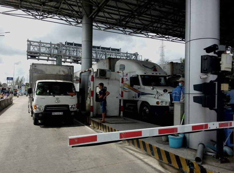 Sáng 6/1, xe tải của một công ty ở gần trạm thu phí, đi qua trạm chỉ để đổ dầu nhưng vẫn bị thu phí. Tài xế không mua vé, nên “bị nhốt” gần 1 tiếng đồng hồ.