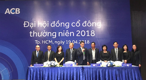 Các thành viên Hội đồng quản trị và Ban kiểm soát mới của ACB. Ảnh: Lệ Chi.