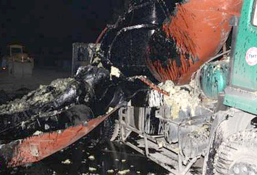 Xe bồn chở nhựa đường nổ tung thành nhiều mảnh. Ảnh: Báo Bắc Giang.