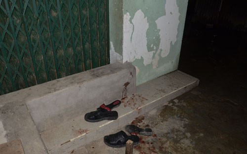 Vết máu vương ngay ngoài cửa nhà nạn nhân